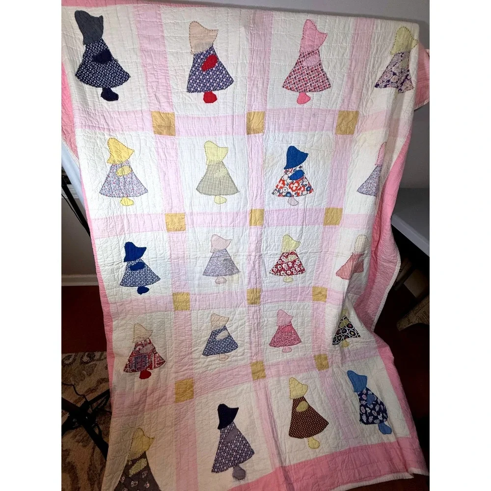 Vintage Handmade Sunbonnet Sue Applique Quilt Pink White Cotton Farmhouse 80x66